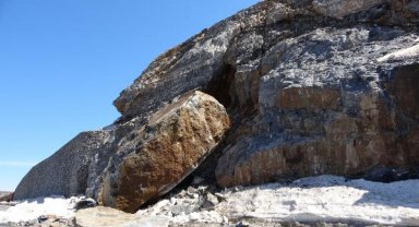 Bitlis-Tatvan kara yolu, düşen dev kaya nedeniyle 1 saat trafiğe kapalı kaldı