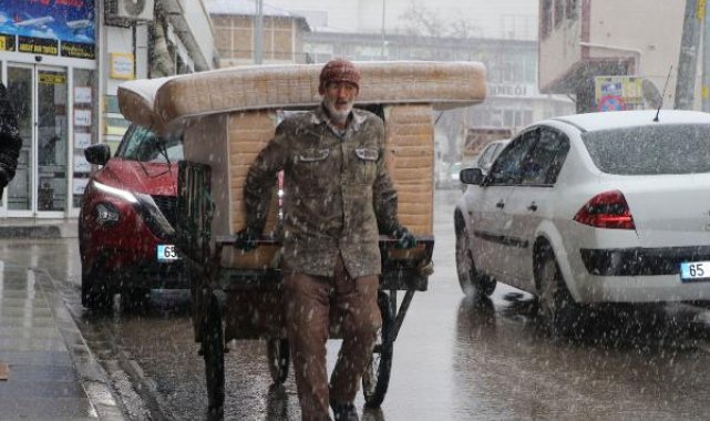Bitlis ve Van'da kar yağışı etkili oldu