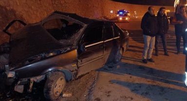 Bitlis'te otomobil istinat duvarına çarptı: 4 yaralı