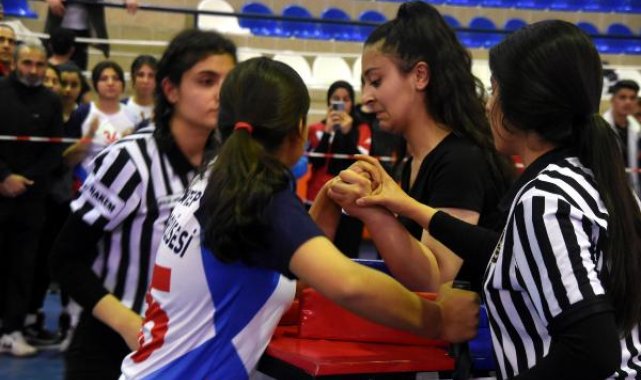 Bitlis'teki bilek güreşi müsabalarına 12 ilden 300 sporcu katıldı
