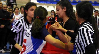 Bitlis'teki bilek güreşi müsabalarına 12 ilden 300 sporcu katıldı