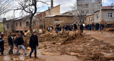 Bitlis'teki gölet taşması; 210 dekar tarım alanı zarar gördü