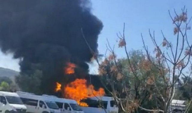 Bodrum'da okul servisi, alev alev yandı