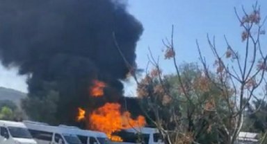Bodrum'da okul servisi, alev alev yandı