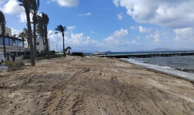 Bodrum'da sahile dökülen beyaz kum belediye ekipleri tarafından kaldırıldı