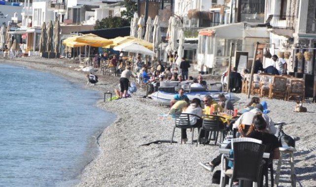Bodrum'da sıcak havada denize girdiler