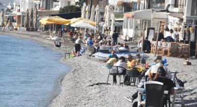 Bodrum'da sıcak havada denize girdiler