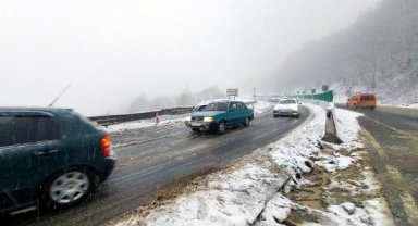 Bolu Dağı'nda kar yağışı; D-100'de TIR devrildi, yol kapandı