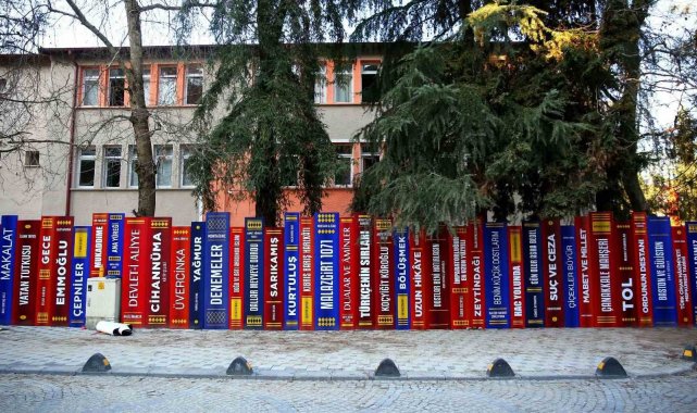 Bu duvarı gören okumadan geçemiyor