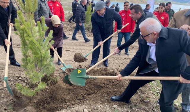 Bu sefer fidanlar deprem şehitleri için dikildi