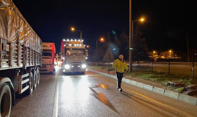 Burdur - Antalya karayolu buzlanma nedeniyle trafiğe kapatıldı