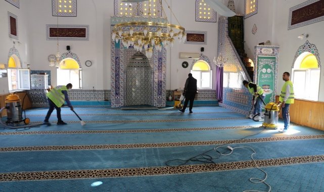 Burhaniye'de Camilerin temizlikleri devam ediyor