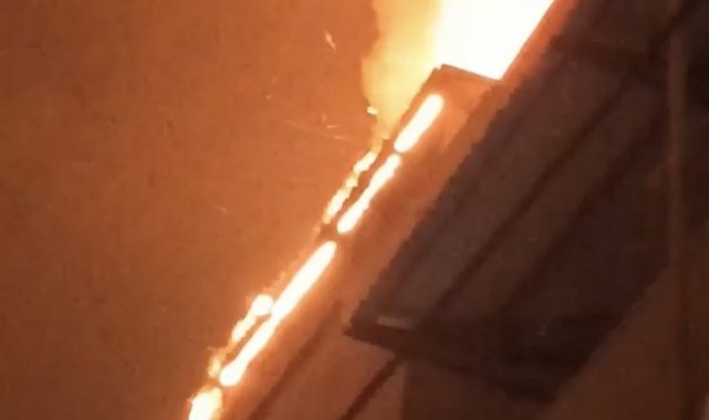 Bursa'da binanın çatısı alev alev yandı, o anlar kameralarda