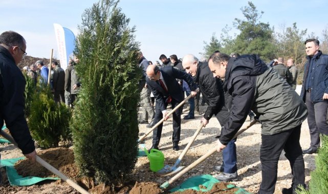 Bursa'da depremde hayatını kaybeden vatandaşların anısına 8 bin fidan dikildi