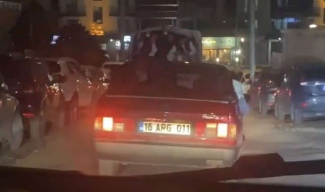 Bursa'da gençlerin kamyonetin arkasındaki tehlikeli yolculuğu kameralarda