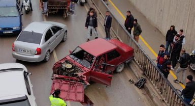 Bursa'ya gelen depremzede otomobili ile alt geçit bariyerine çarptı: 2 yaralı