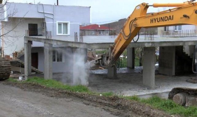 Büyükçekmece'de 24 kaçak yapı yıkıldı