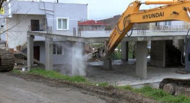 Büyükçekmece'de 24 kaçak yapı yıkıldı