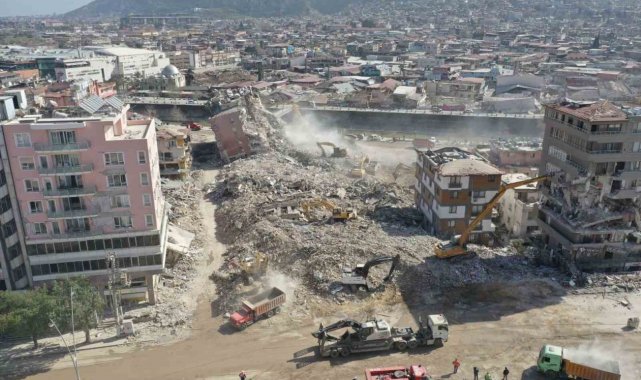 Büyükşehir, Hatay'da ağır hasarlı 51 binanın yıkımını gerçekleştirdi