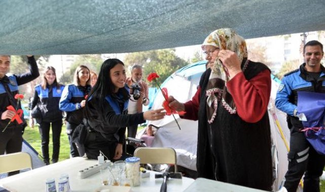 Çadırda kalan depremzede kadınlara polisten karanfil