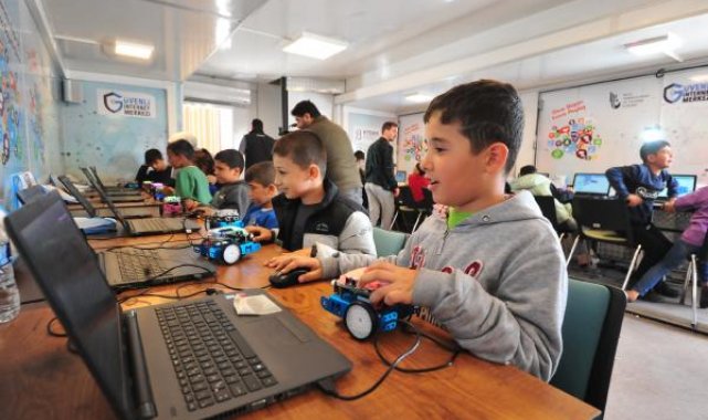 Çadırdaki depremzede çocuklar için TIR'ı mobil sınıfa çevirdiler, robotik kodlama öğretiyorlar