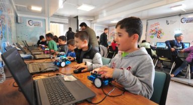 Çadırdaki depremzede çocuklar için TIR'ı mobil sınıfa çevirdiler, robotik kodlama öğretiyorlar