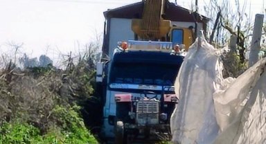 Çalınan konteyner evin taşındığı kamyon çamura saplandı, 3 şüpheli yakalandı