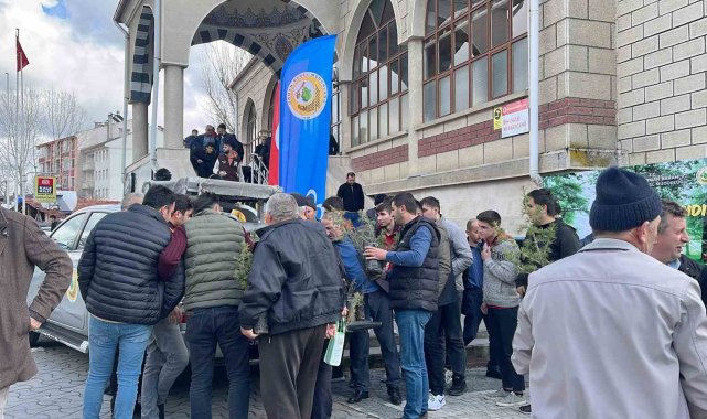 Camide vatandaşlara 3 bin fidan dağıtıldı
