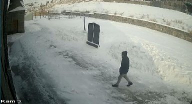Camiden mikrofon ve elektrik süpürge hırsızlığı kamerada