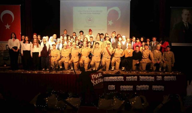 Çanakkale Zaferi'nin tiyatro oyunu dakikalarca ayakta alkışlandı