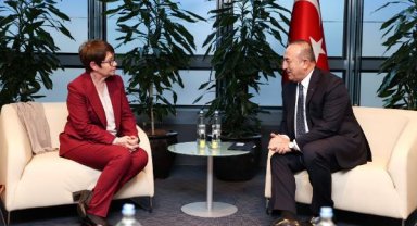 Çavuşoğlu, Avrupa Yatırım Bankası Başkan Yardımcısı ve İmar ve Kalkınma Bankası Başkanı ile görüştü