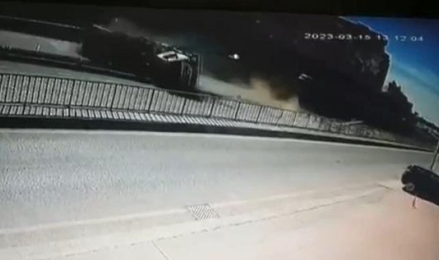 Çekmeköy'de bariyerlere çarpan çöp kamyonu devrildi: 2 yaralı