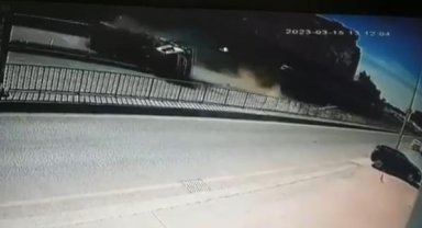 Çekmeköy'de bariyerlere çarpan çöp kamyonu devrildi: 2 yaralı