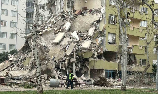 Ceyhan'da ağır hasarlı yapıların yıkımı başladı