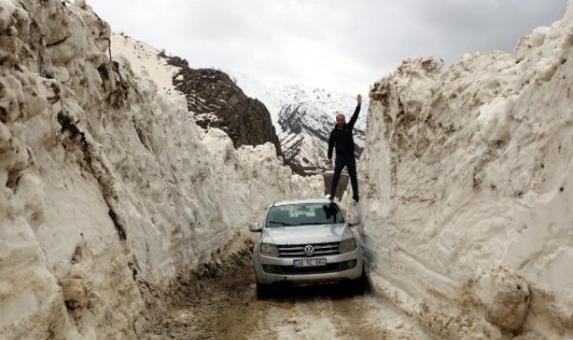 Çığ düşen 2 köy yolu, ulaşıma açıldı