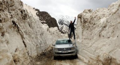 Çığ düşen 2 köy yolu, ulaşıma açıldı