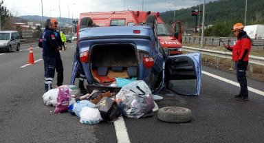 Ciple çarpışıp takla atan otomobildeki anne- oğul yaralı