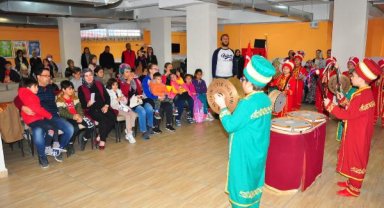 Çocuk mehter takımından depremzede yaşıtlarına moral konseri