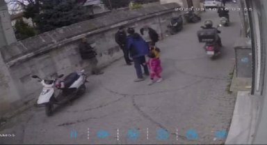 Çocuklarının gözleri önünde bıçaklandı