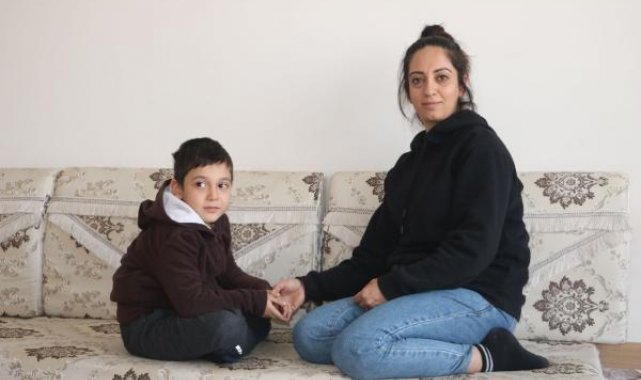 Çocuklarıyla son anda kurtulduğu evin yıkılışını izlemiş