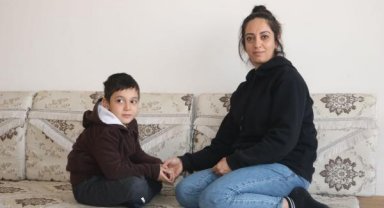 Çocuklarıyla son anda kurtulduğu evin yıkılışını izlemiş 