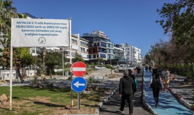 Çökme yaşandığı için kapatılan yol, 'otopark' oldu