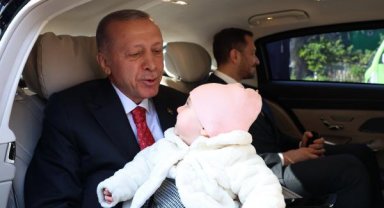 Cumhurbaşkanı Erdoğan 8 aylık Lina bebeği sevdi, oyuncak hediye etti