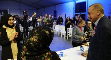 Cumhurbaşkanı Erdoğan Büyükçekmece'de depremzedelerle iftar yaptı