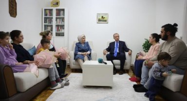 Cumhurbaşkanı Erdoğan ile eşi Emine Erdoğan, Ankara'ya yerleşen depremzede aileyi ziyaret etti