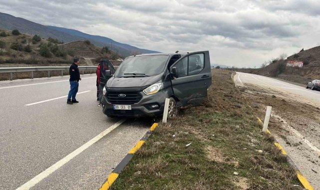 D100'de orta refüje çıkan minibüsün sürücüsü yaralandı