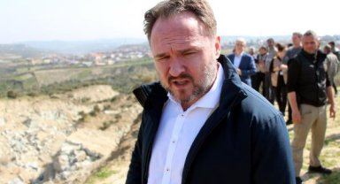 Danimarkalı Bakan, Hatay'da fay hattının geçtiği bölgede incelemede bulundu