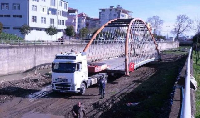 Demir köprüyü yeni yerine dereden götürdüler