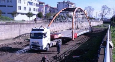 Demir köprüyü yeni yerine dereden götürdüler