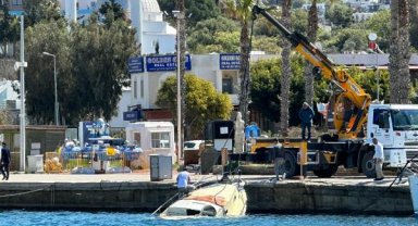 Demirliyken fırtınada batan motoryat, vinçle çıkarıldı